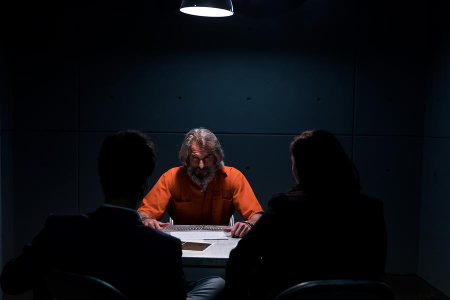 a-prisoner-in-an-interrogation-room-glares-at-detectives_900x (1) a-prisoner-in-an-interrogation-room-glares-at-detectives_900x (1)